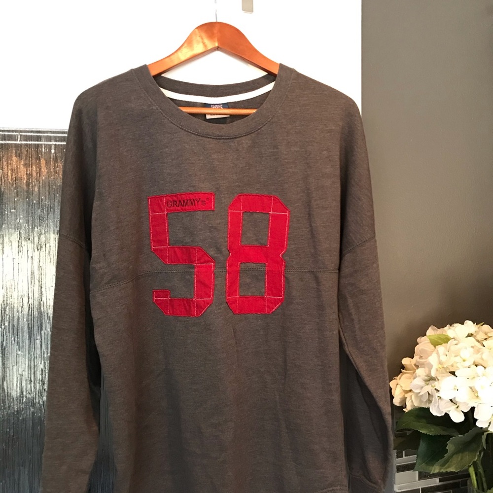 Grammy Museum women’s XL gray sweatshirt.